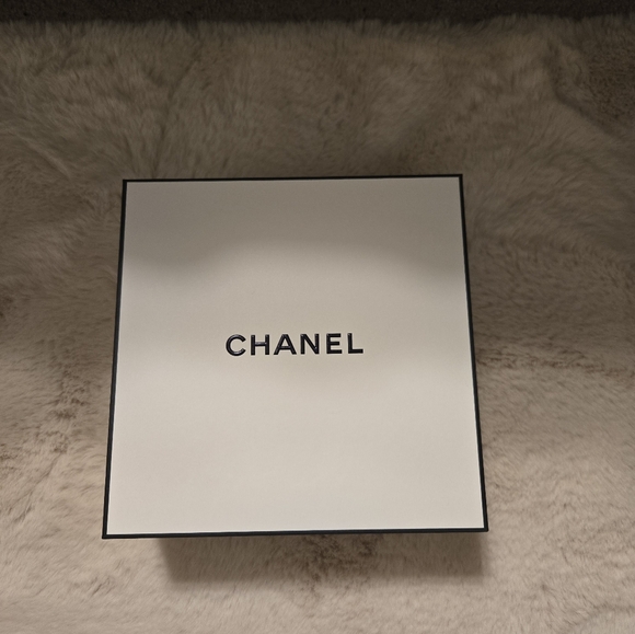 Authentic Chanel Gift Box w/ Tissue - Picture 6 of 6